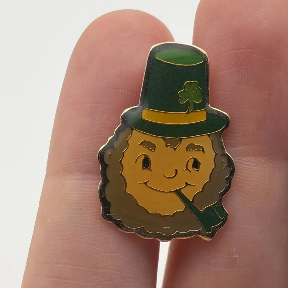Leprechaun Head Shamrock Hat Pipe Lucky Charm Lapel Hat Pin St Patricks Day